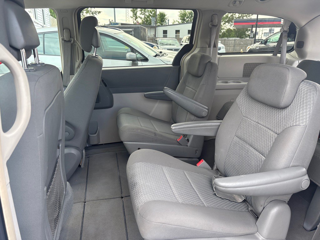 2010 Chrysler Town & Country Image 14