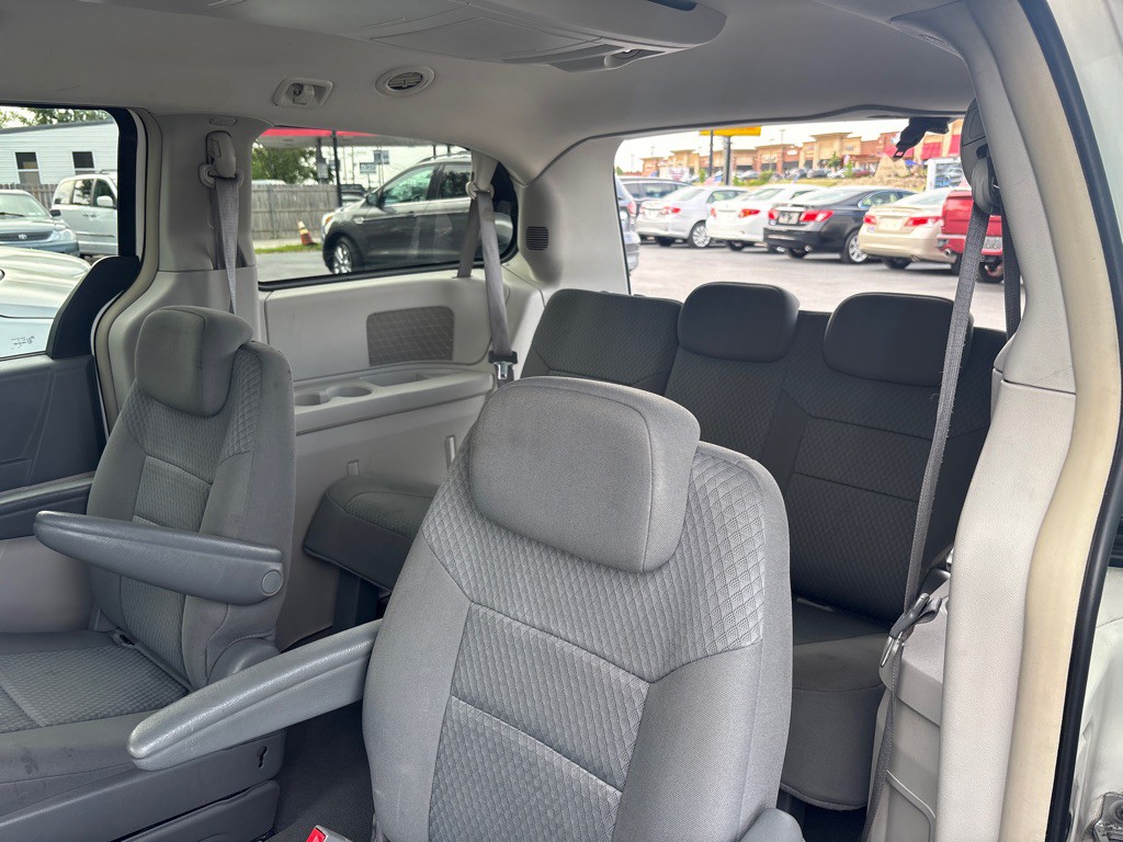2010 Chrysler Town & Country Image 15