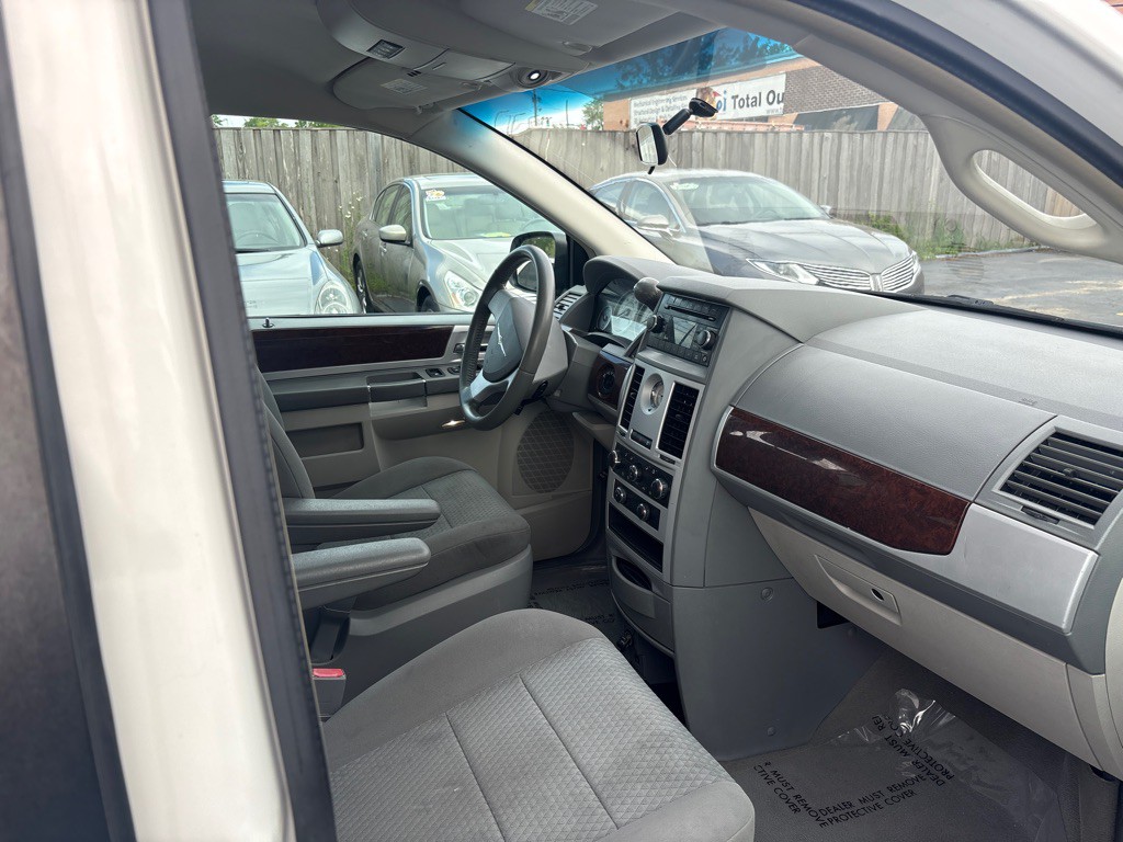 2010 Chrysler Town & Country Image 16