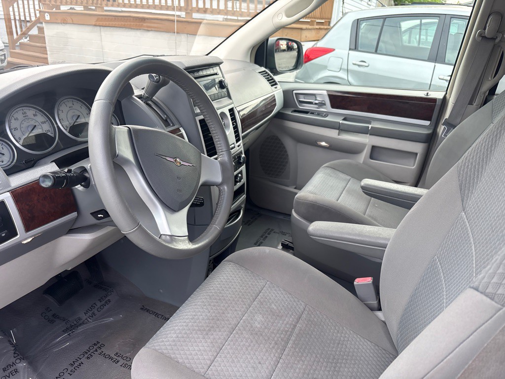 2010 Chrysler Town & Country Image 17