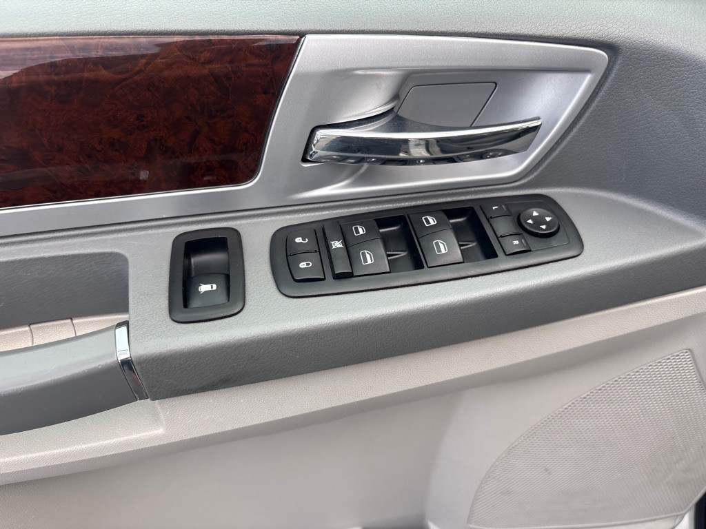2010 Chrysler Town & Country Image 18