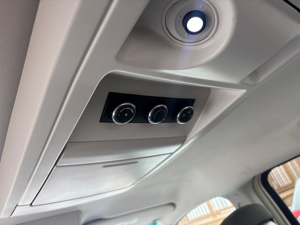 2010 Chrysler Town & Country Image 21