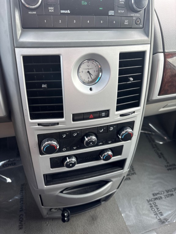 2010 Chrysler Town & Country Image 24
