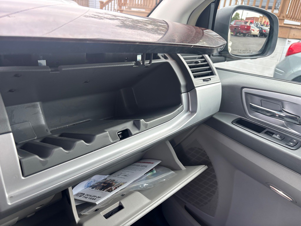 2010 Chrysler Town & Country Image 26