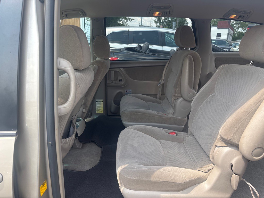 2004 Toyota Sienna Image 9