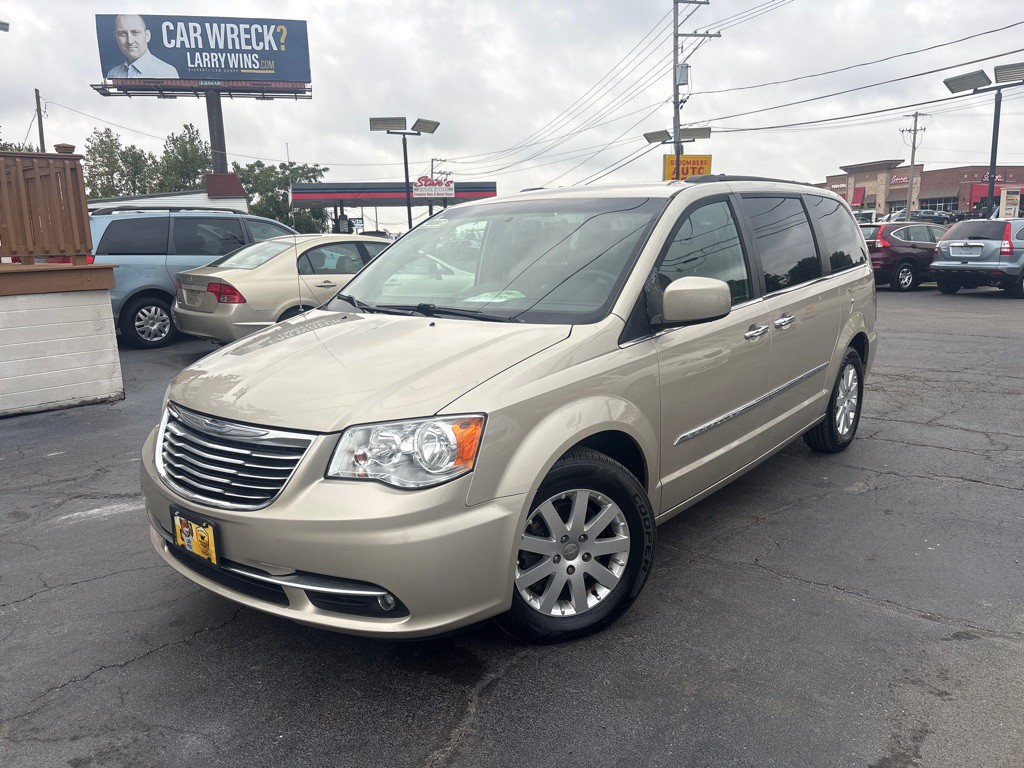 2015 Chrysler Town & Country Image 1
