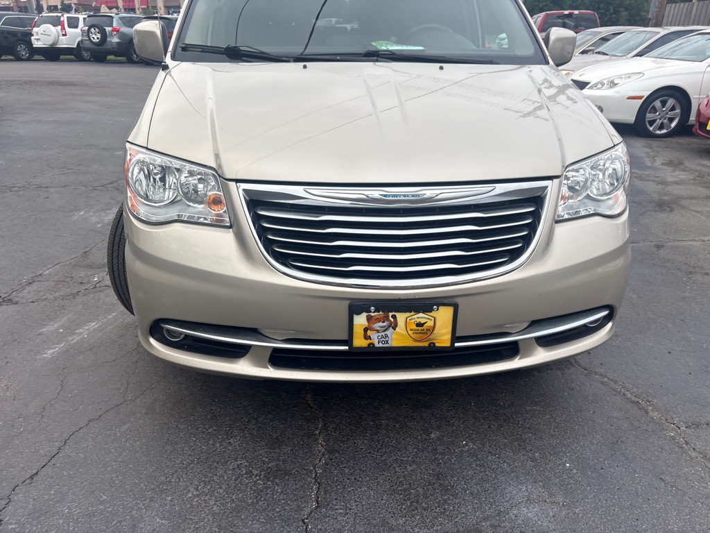 2015 Chrysler Town & Country Image 2
