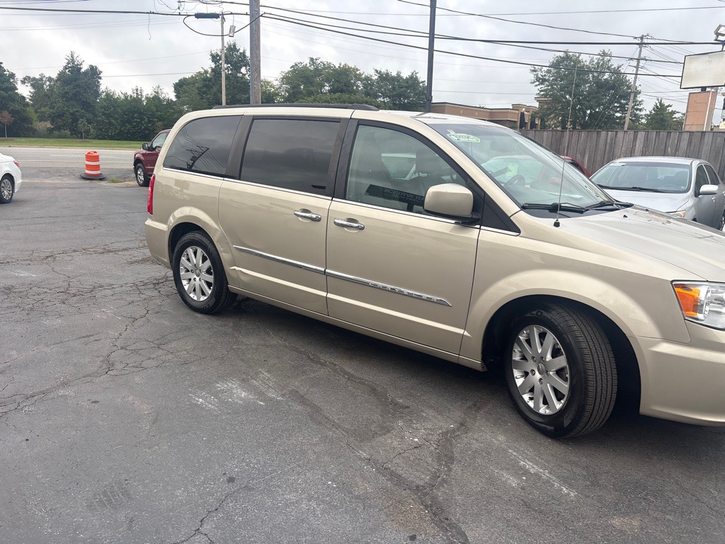 2015 Chrysler Town & Country Image 3