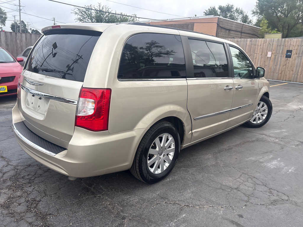 2015 Chrysler Town & Country Image 4