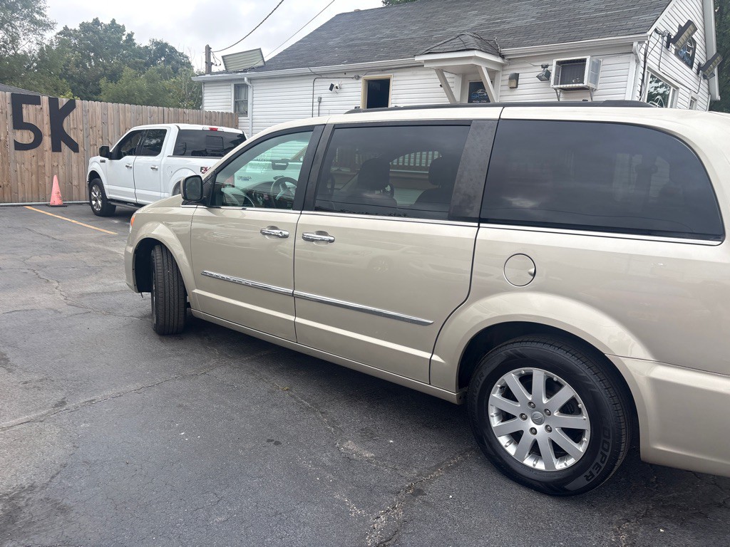 2015 Chrysler Town & Country Image 6
