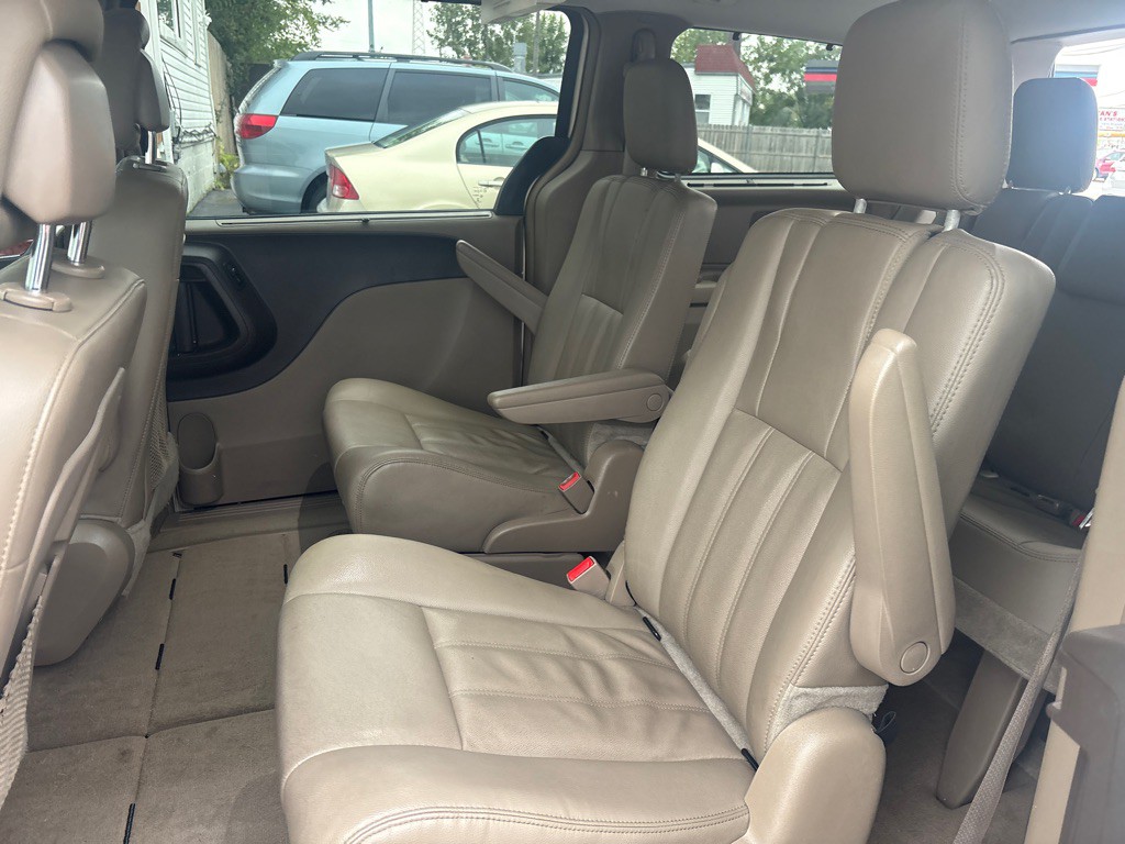 2015 Chrysler Town & Country Image 10
