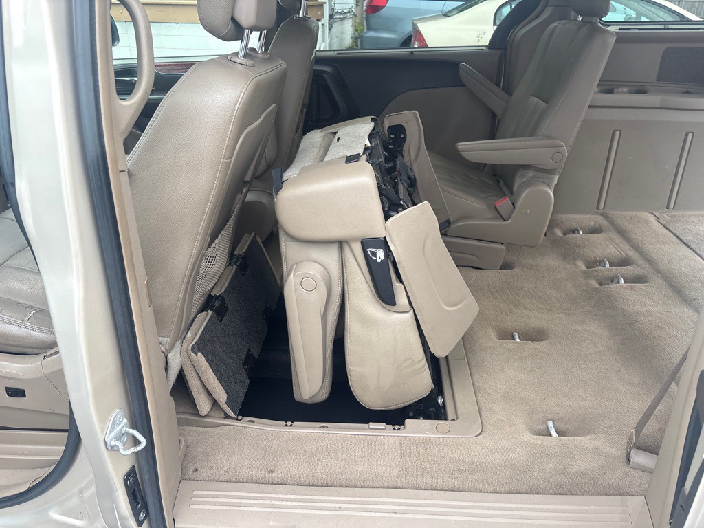 2015 Chrysler Town & Country Image 12