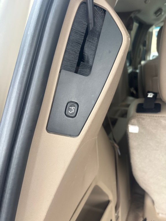2015 Chrysler Town & Country Image 13