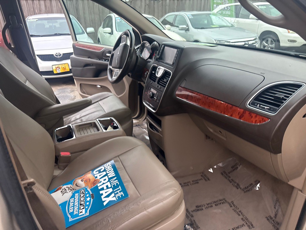 2015 Chrysler Town & Country Image 18