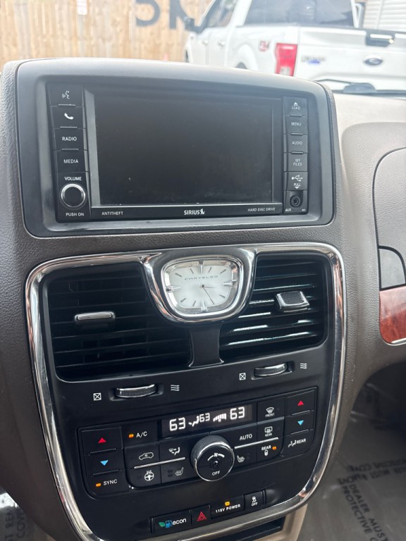 2015 Chrysler Town & Country Image 23