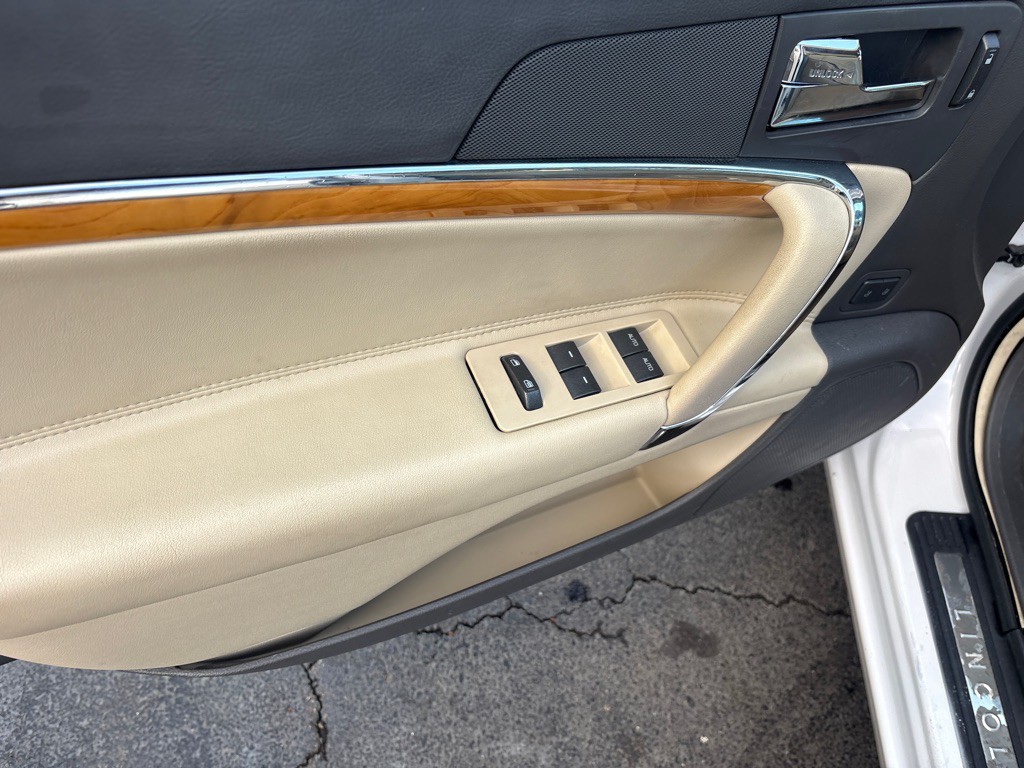 2011 Lincoln MKZ Image 18