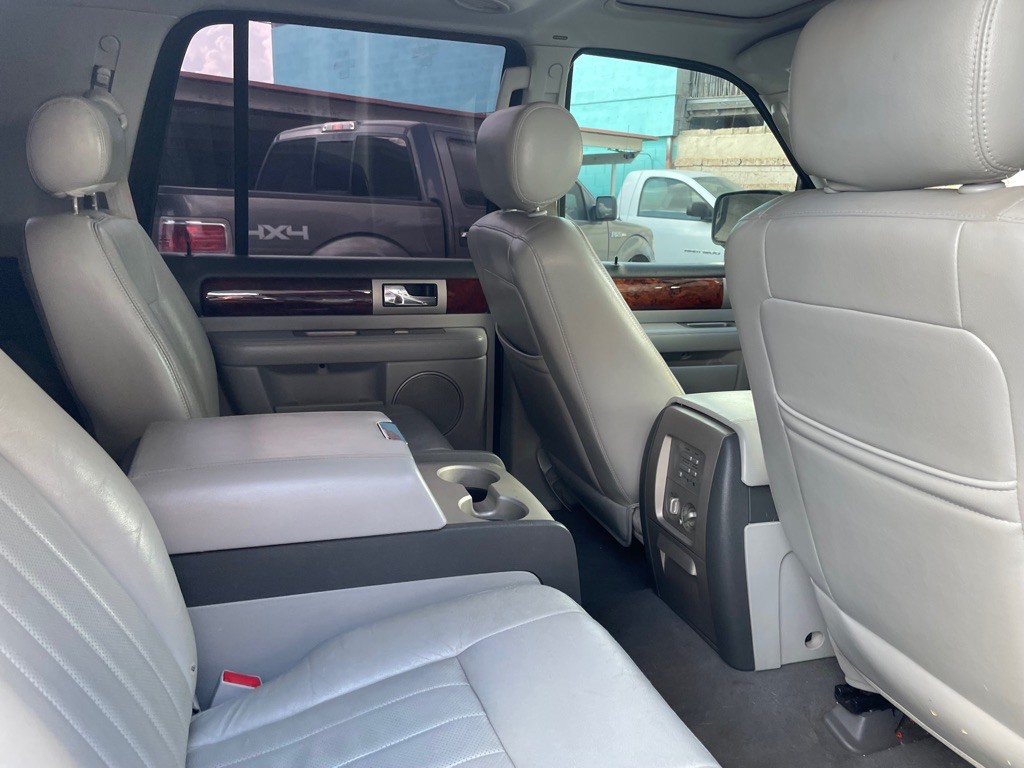 2004 Lincoln Navigator Image 5
