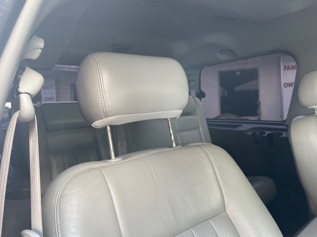 2004 Lincoln Navigator Image 7