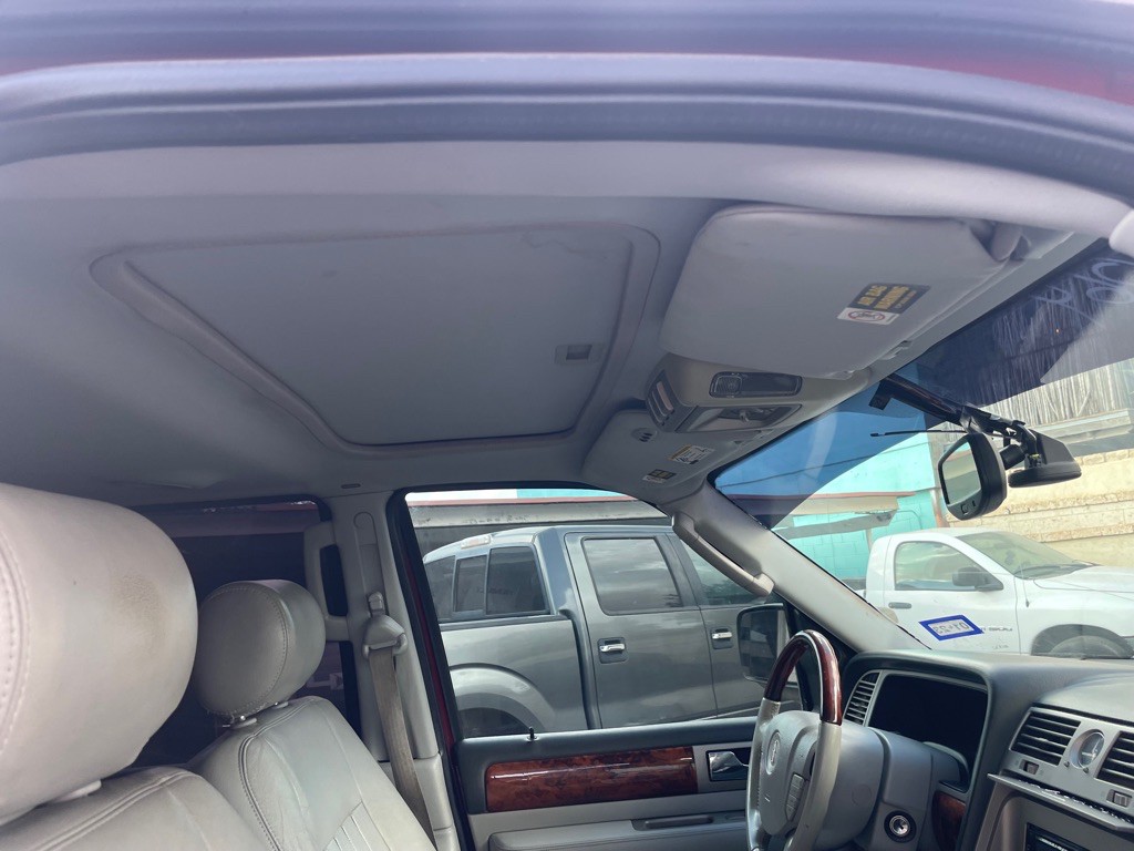 2004 Lincoln Navigator Image 8