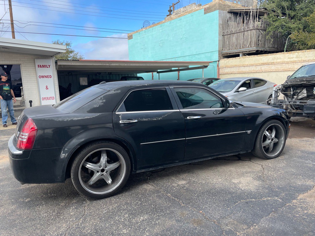 2005 Chrysler 300 Image 2