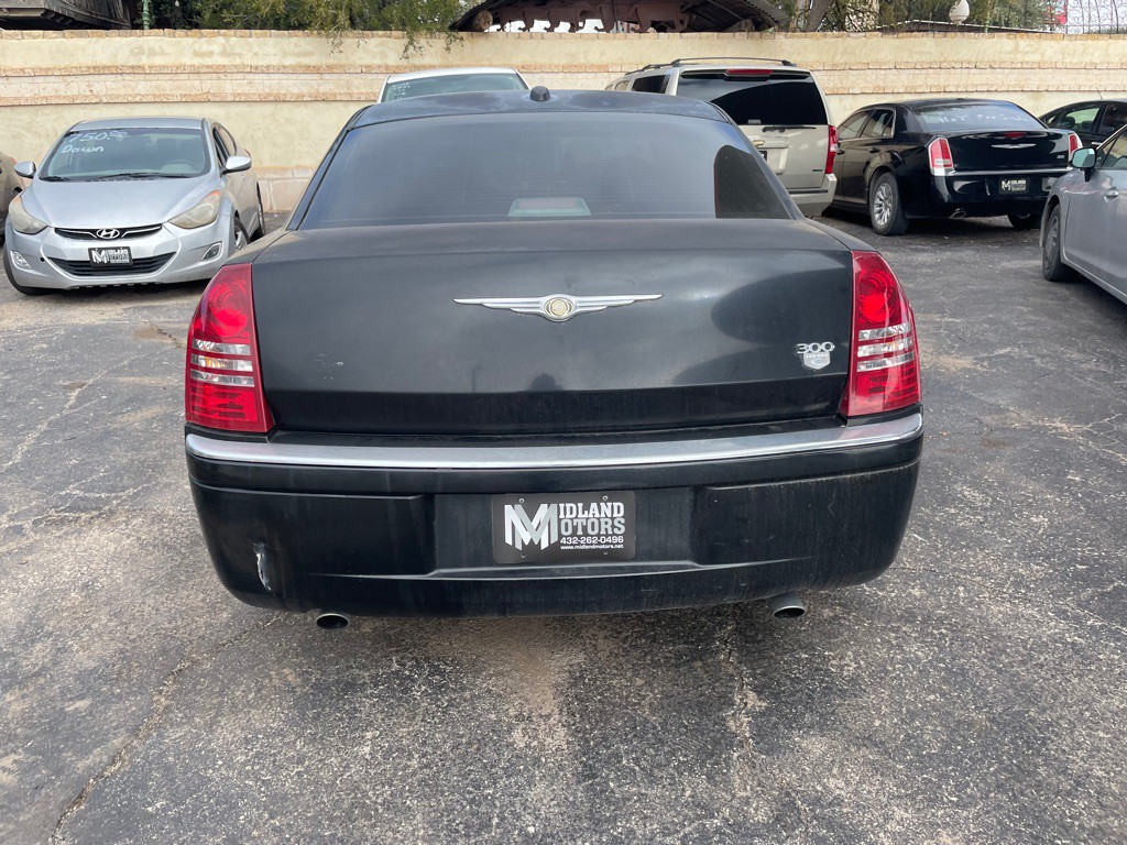 2005 Chrysler 300 Image 4
