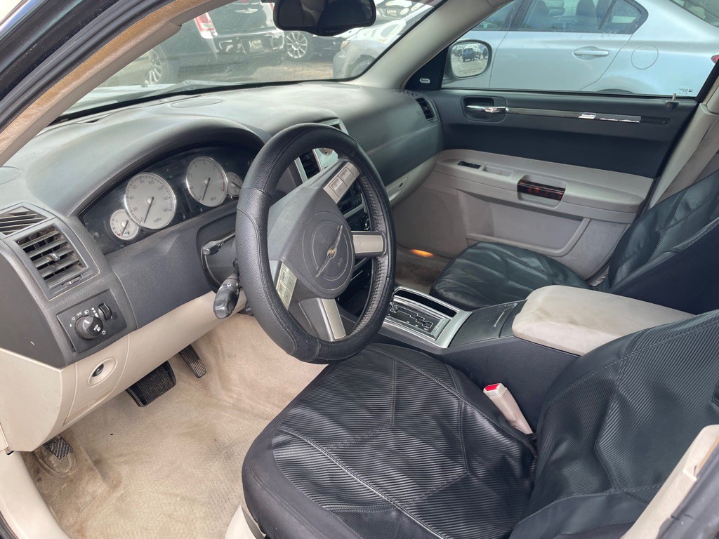 2005 Chrysler 300 Image 5