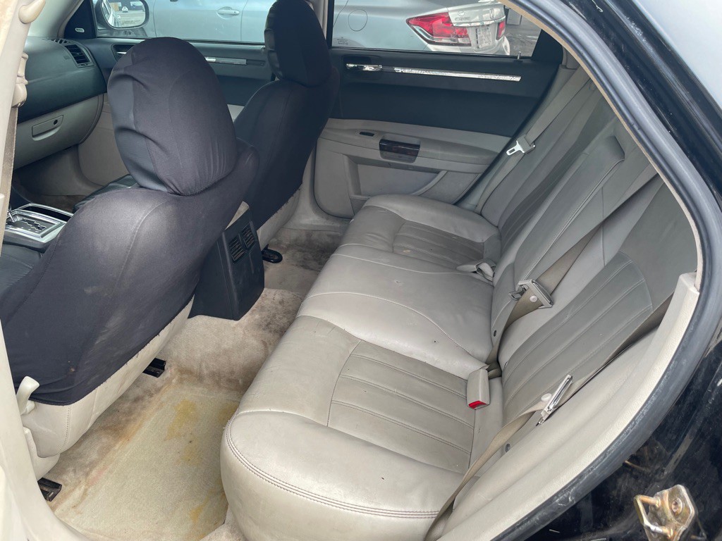 2005 Chrysler 300 Image 6