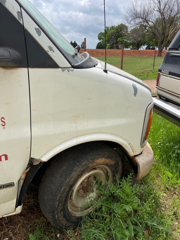 1999 Chevrolet Express Image 2