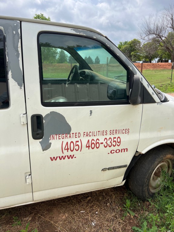 1999 Chevrolet Express Image 3