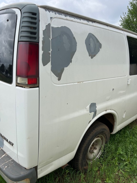 1999 Chevrolet Express Image 4