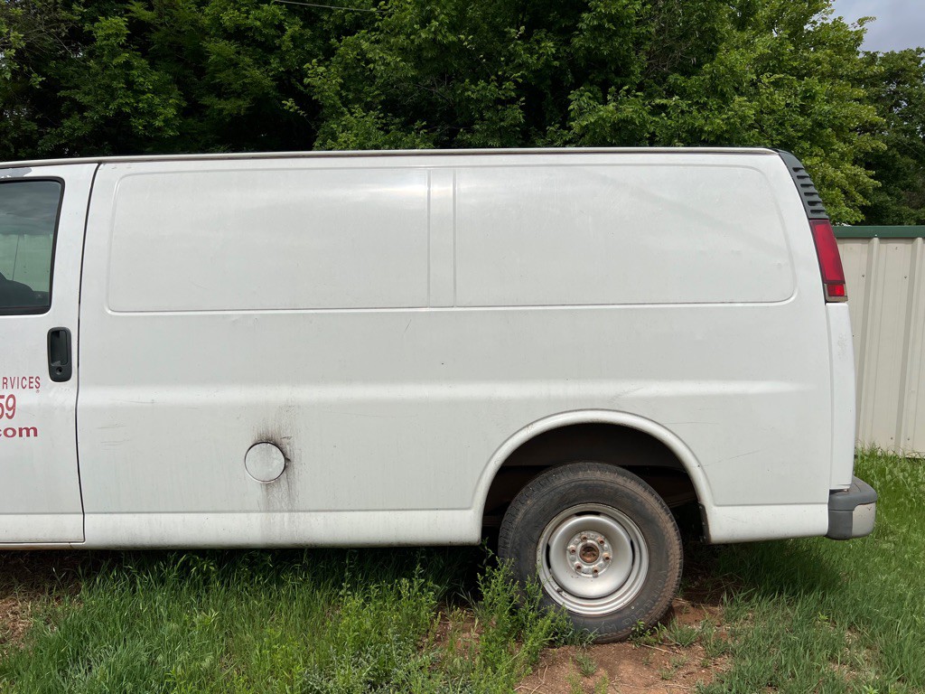 1999 Chevrolet Express Image 11