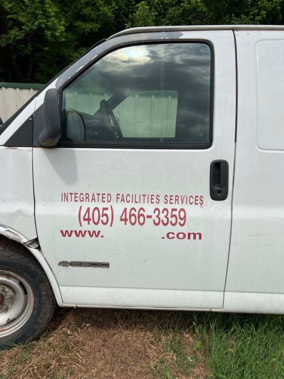 1999 Chevrolet Express Image 12
