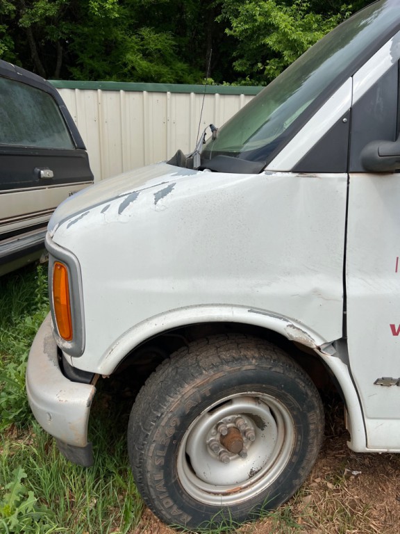 1999 Chevrolet Express Image 13