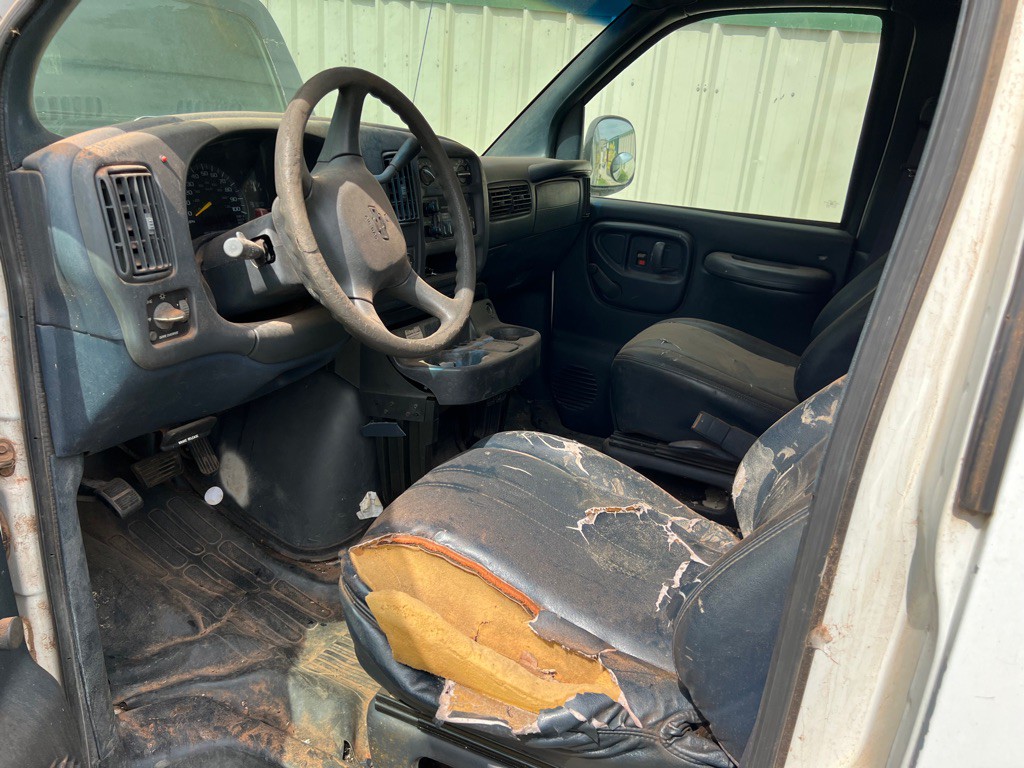 1999 Chevrolet Express Image 18