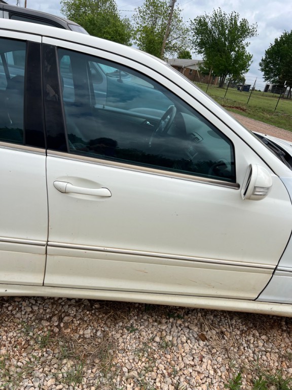 2005 Mercedes-Benz C-Class Image 2