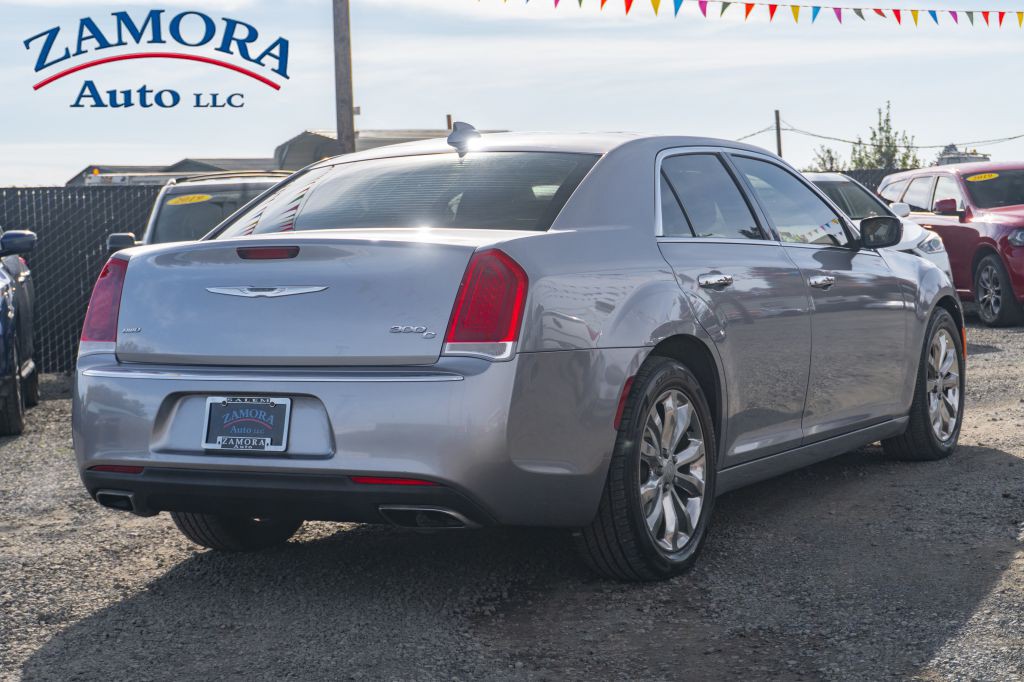 2016 Chrysler 300 Image 4