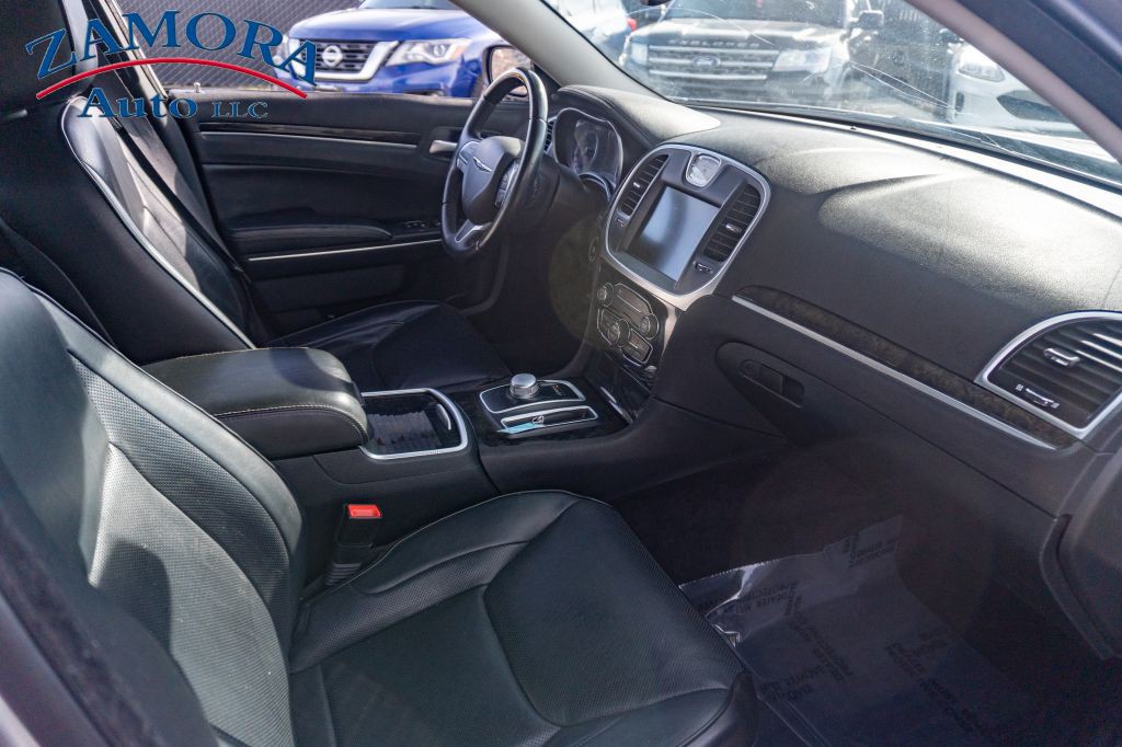 2016 Chrysler 300 Image 7