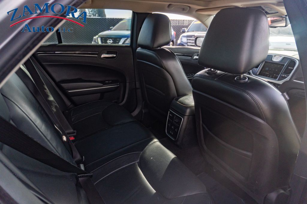 2016 Chrysler 300 Image 9
