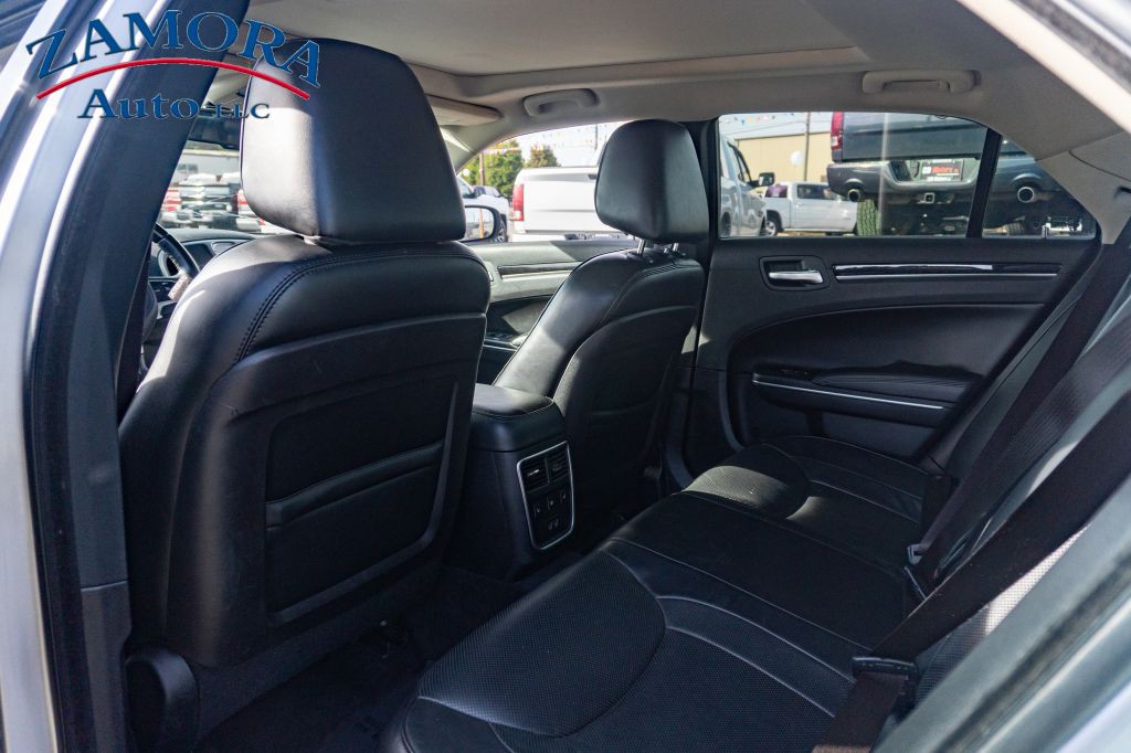 2016 Chrysler 300 Image 10