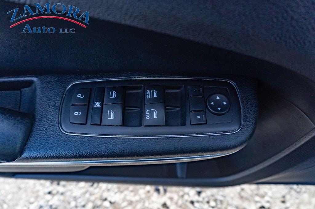 2016 Chrysler 300 Image 12