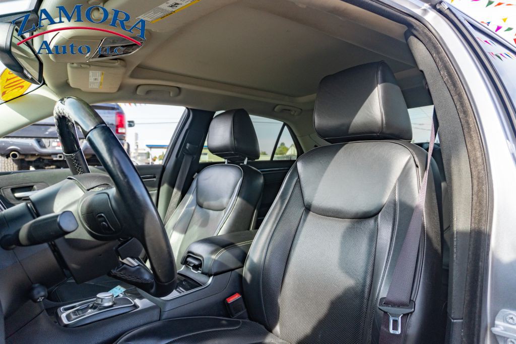 2016 Chrysler 300 Image 13