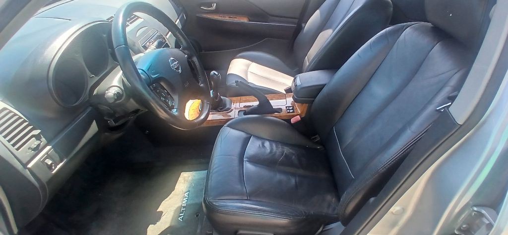 2002 Nissan Altima Image 9