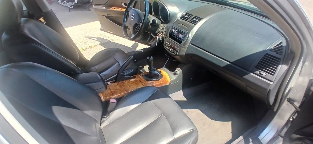 2002 Nissan Altima Image 10