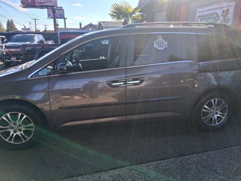 2011 Honda Odyssey Image 2
