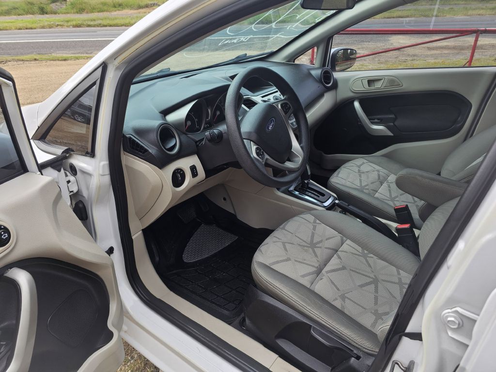 2012 Ford Fiesta Image 6