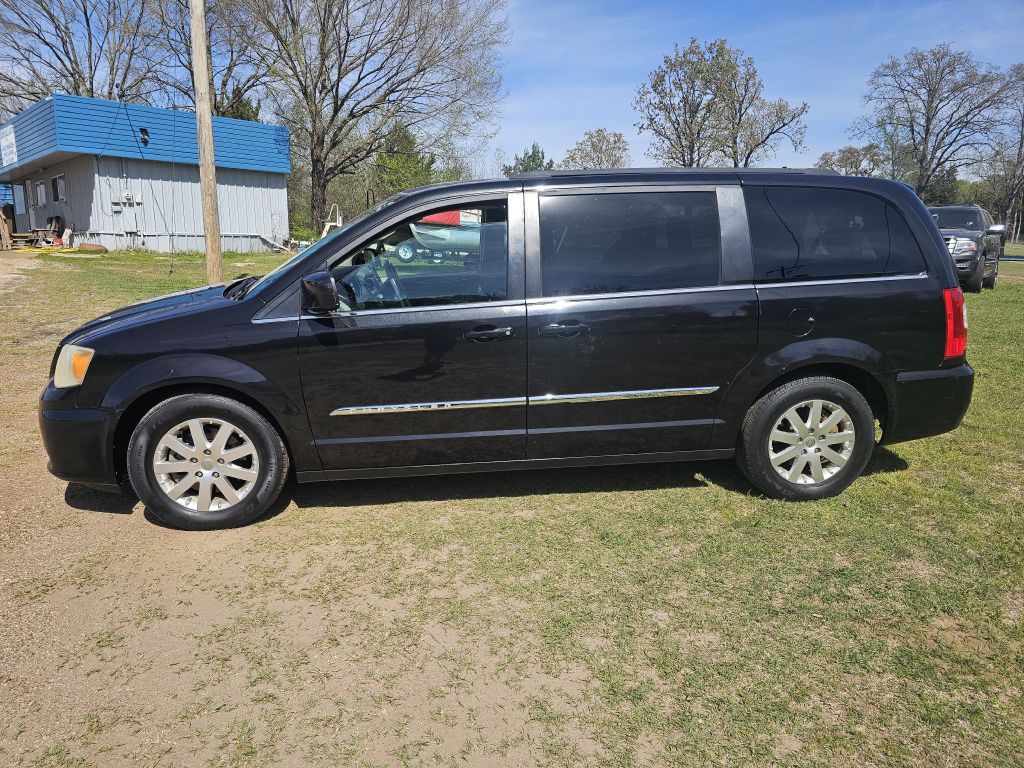 2013 Chrysler Town & Country Image 2
