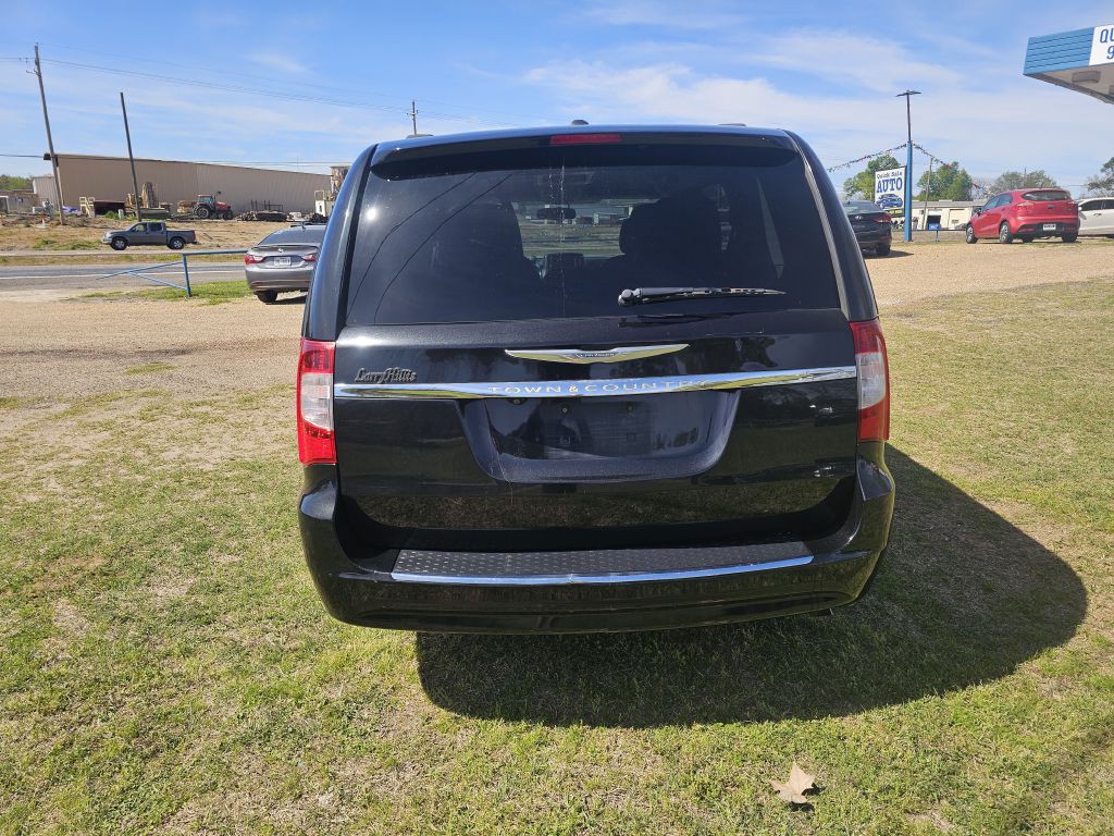 2013 Chrysler Town & Country Image 3