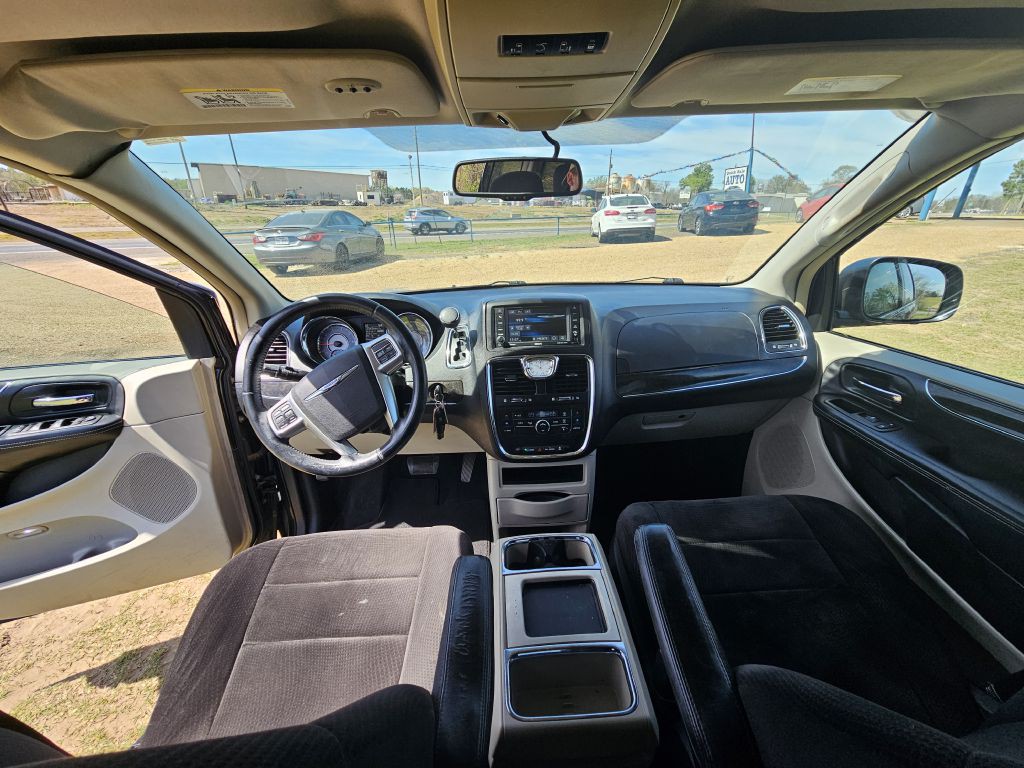 2013 Chrysler Town & Country Image 5