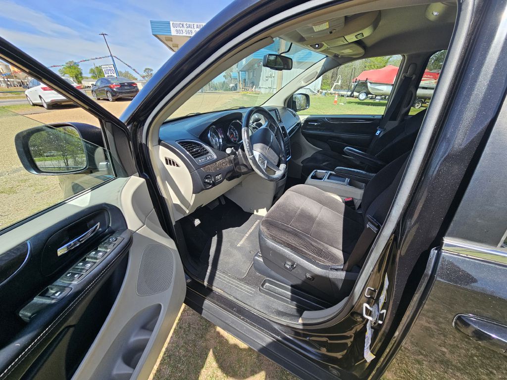 2013 Chrysler Town & Country Image 6