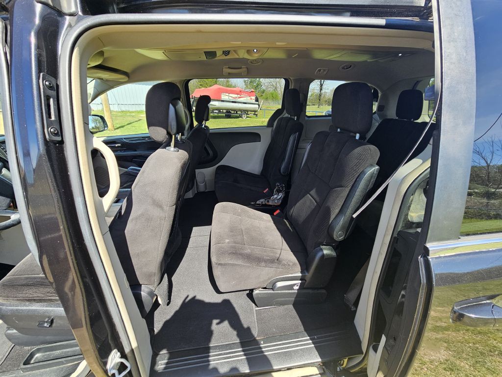 2013 Chrysler Town & Country Image 7